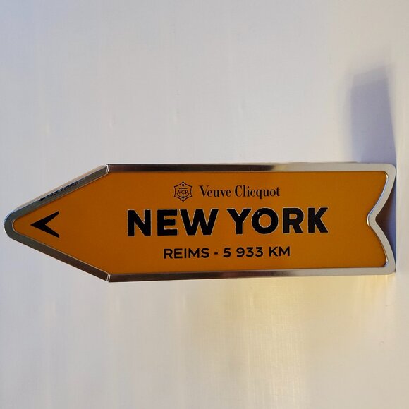 VEUVE CLICQUOT New York Destination Arrow Tin Champagne Tin - Picture 1 of 10